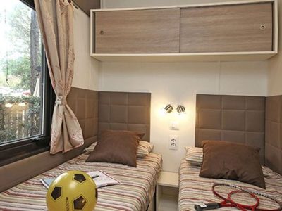 hu-girasole-village-mobile-home-comfort-for-6-persons-interior-bedroom-single-beds-view