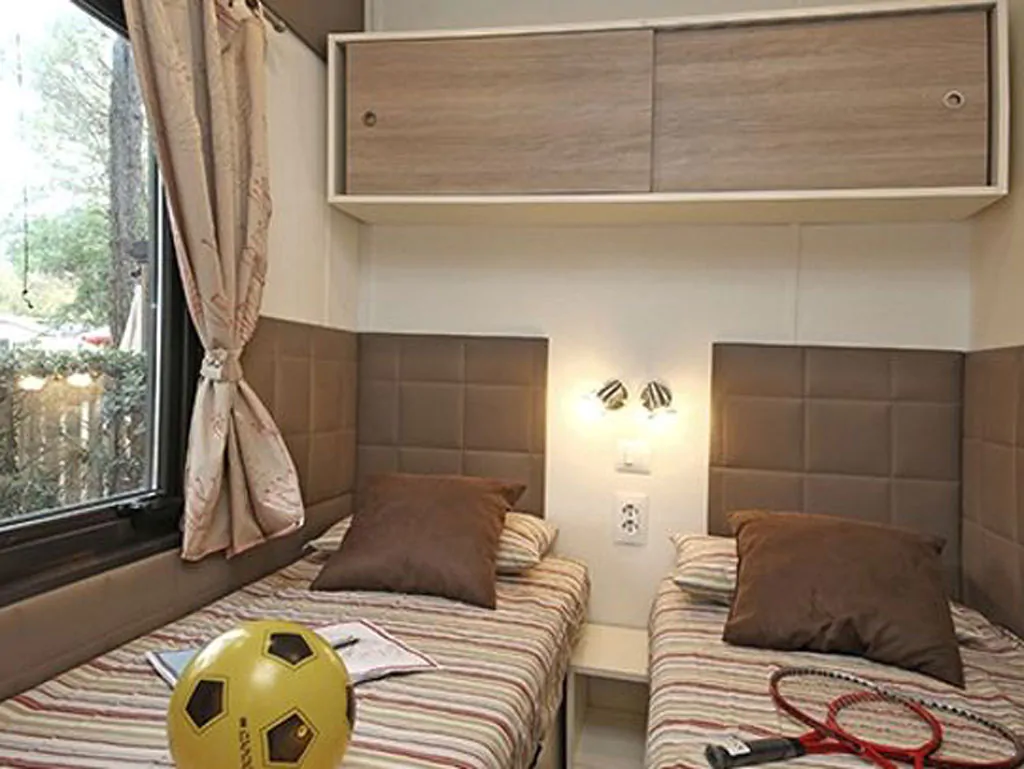hu-girasole-village-mobile-home-comfort-for-6-persons-interior-bedroom-single-beds-view