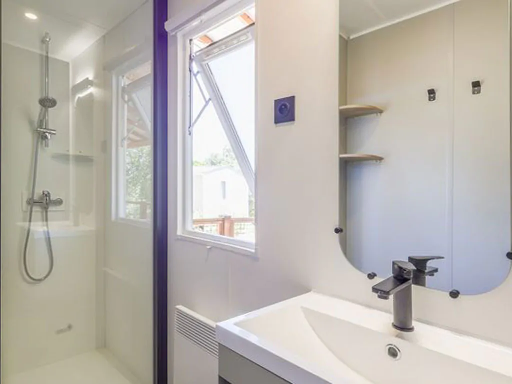 hu-girasole-village-mobile-home-premium-for-6-persons-interior-bathroom