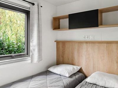 hu-girasole-village-mobile-home-premium-for-6-persons-interior-bedroom-single-beds