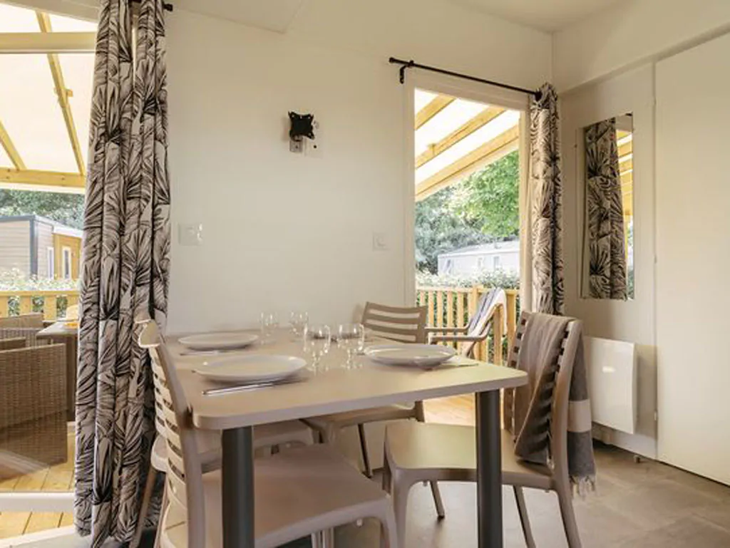 hu-girasole-village-mobile-home-premium-for-6-persons-interior-dining-area