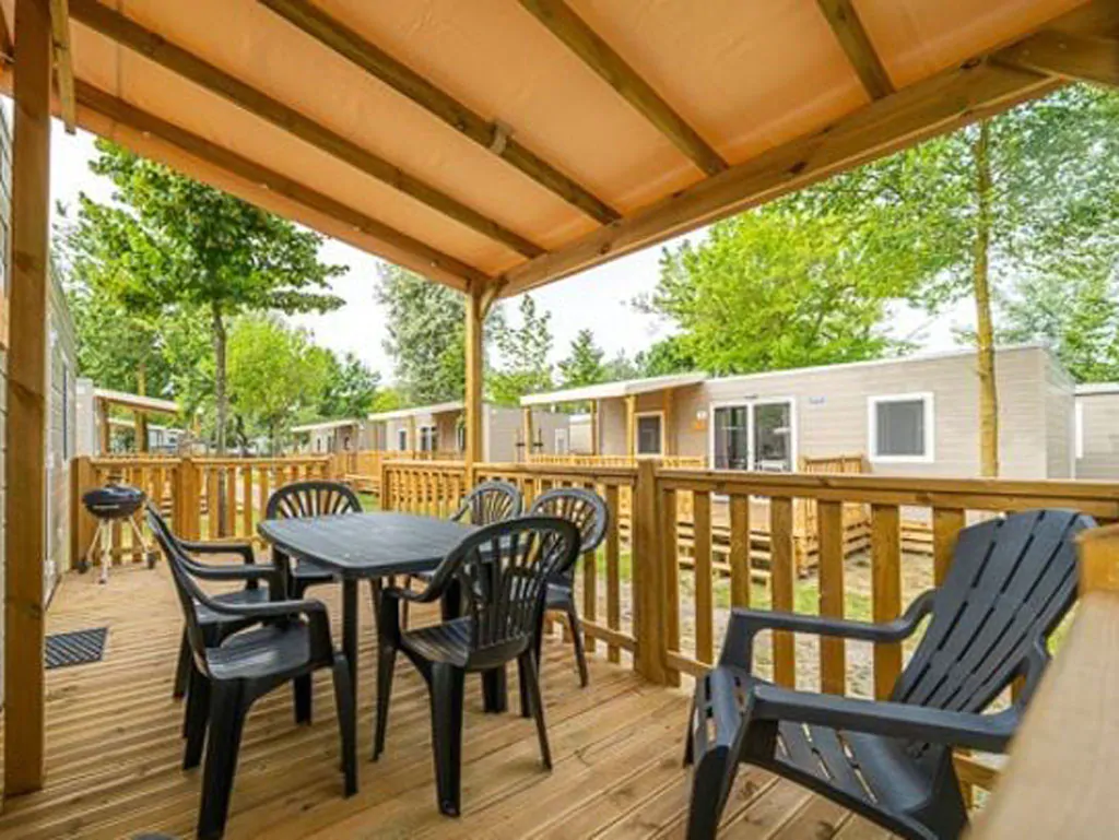hu-montescudaio-village-mobile-home-comfort-for-6-persons-exterior-terrace