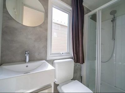 hu-montescudaio-village-mobile-home-comfort-for-6-persons-interior-bathroom
