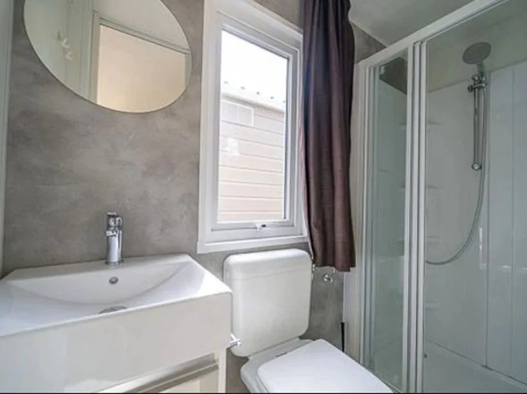 hu-montescudaio-village-mobile-home-comfort-for-6-persons-interior-bathroom