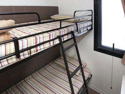 hu-montescudaio-village-mobile-home-comfort-for-6-persons-interior-bedroom-bunk-bed
