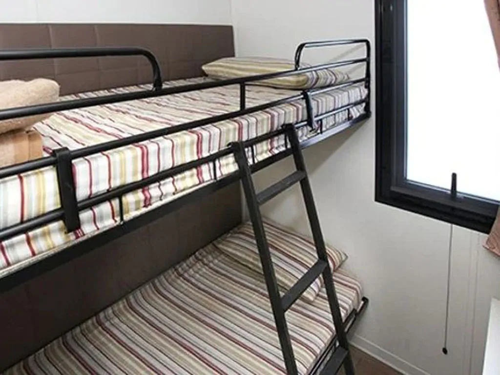 hu-montescudaio-village-mobile-home-comfort-for-6-persons-interior-bedroom-bunk-bed
