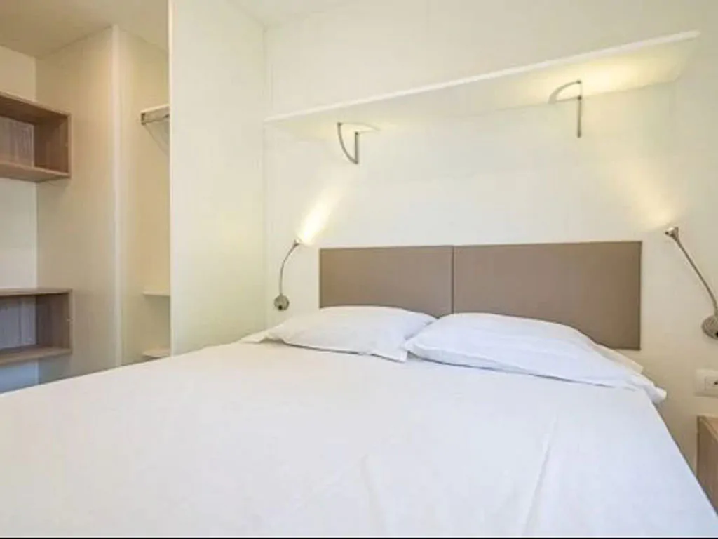 hu-montescudaio-village-mobile-home-comfort-for-6-persons-interior-bedroom-double-bed