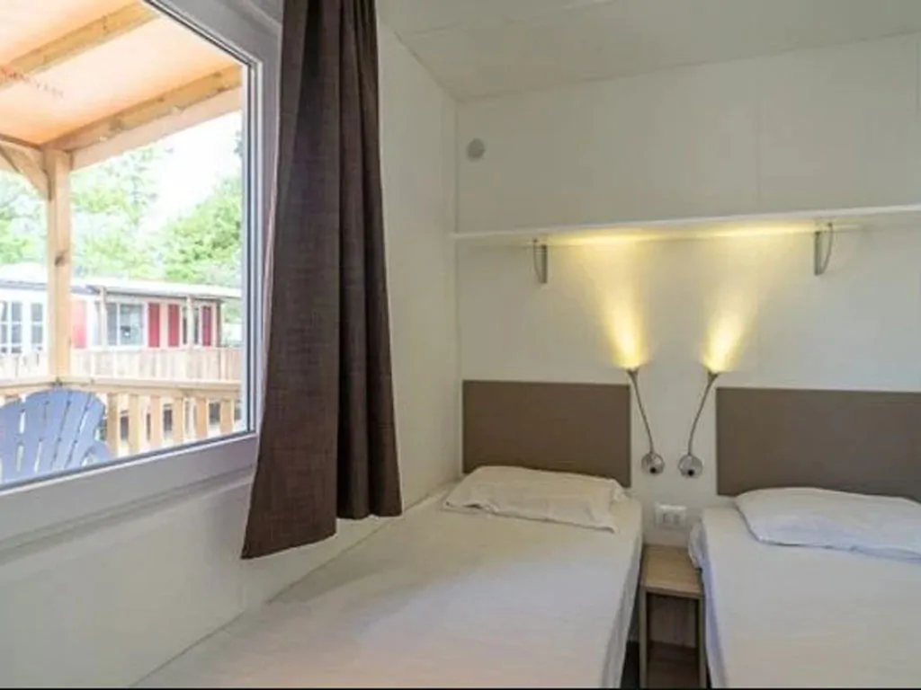 hu-montescudaio-village-mobile-home-comfort-for-6-persons-interior-bedroom-single-beds