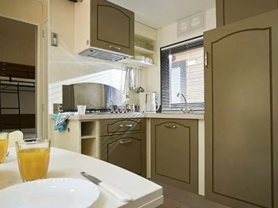 hu-montescudaio-village-mobile-home-comfort-for-6-persons-interior-kitchen
