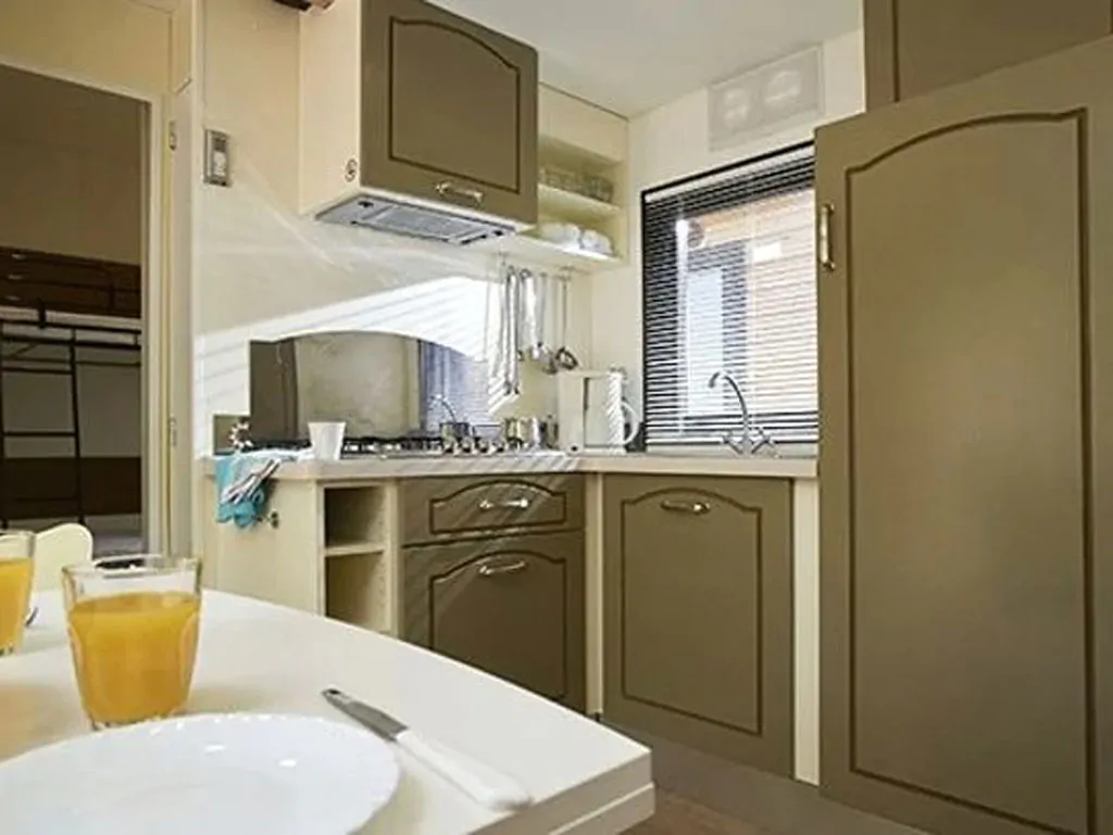hu-montescudaio-village-mobile-home-comfort-for-6-persons-interior-kitchen