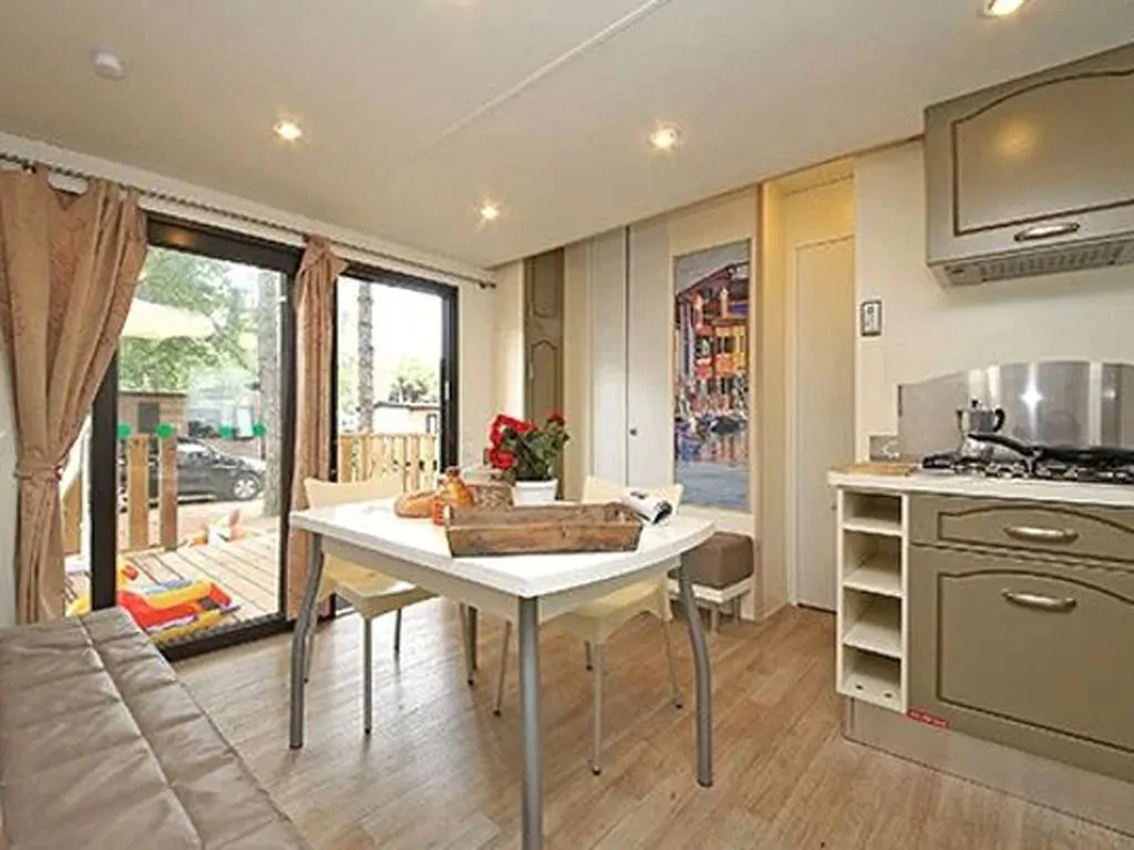 hu-montescudaio-village-mobile-home-comfort-for-6-persons-interior-living-room