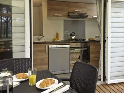 hu-montescudaio-village-mobile-home-premium-for-6-persons-exterior-terrace-view