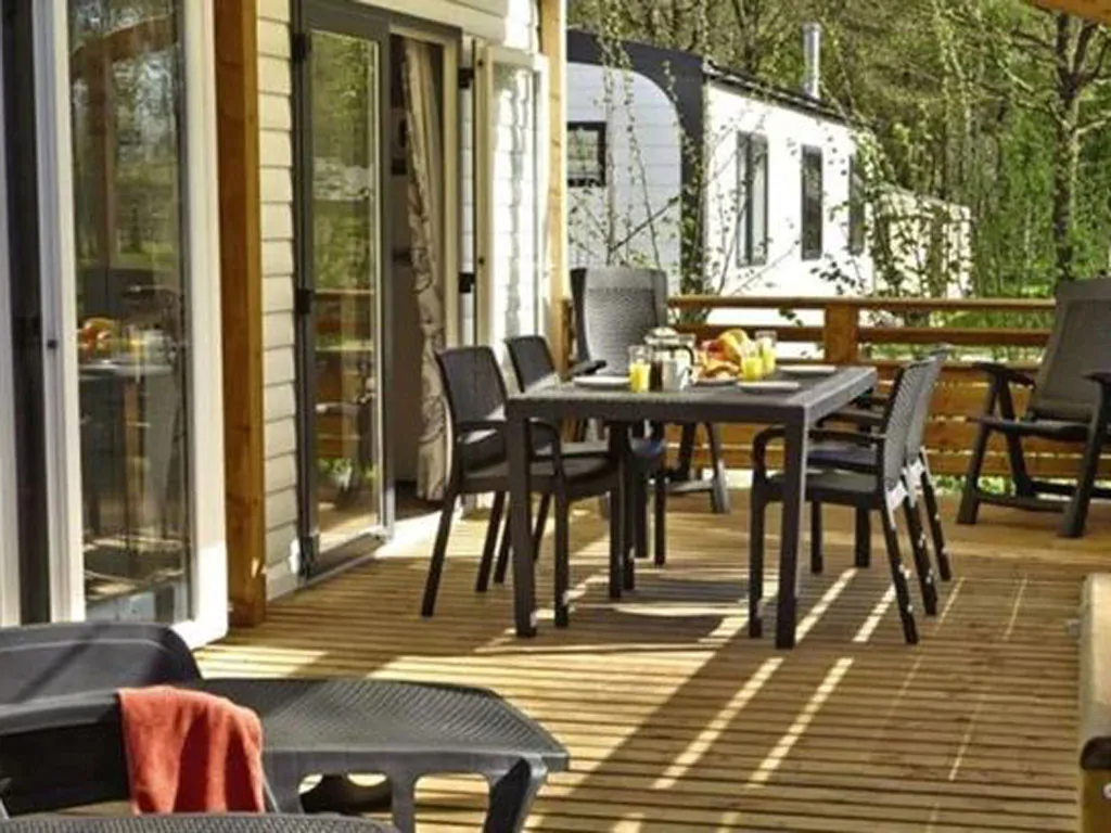 hu-montescudaio-village-mobile-home-premium-for-6-persons-exterior-terrace