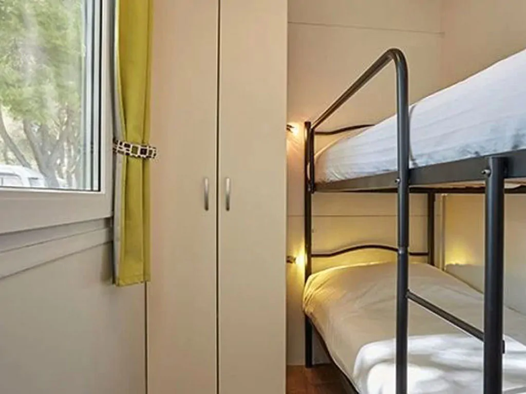 hu-montescudaio-village-mobile-home-premium-for-6-persons-interior-bedroom-bunk-bed