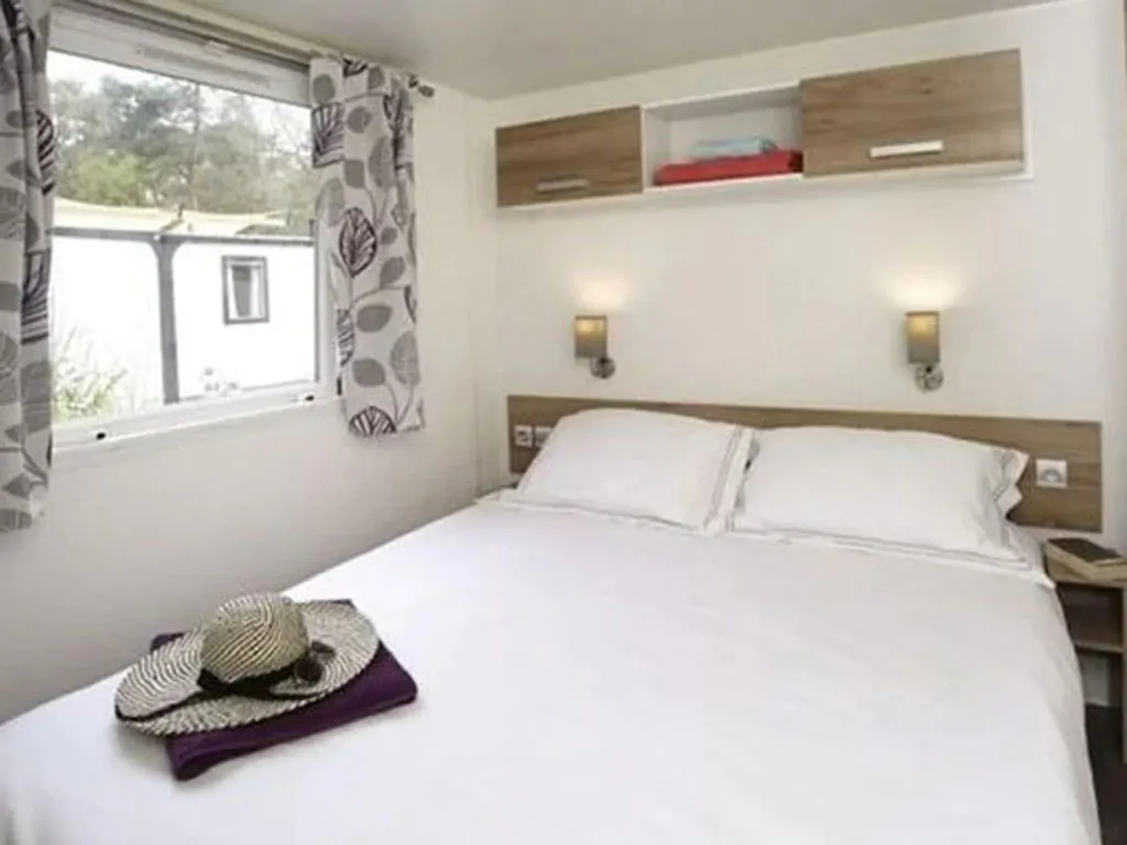 hu-montescudaio-village-mobile-home-premium-for-6-persons-interior-bedroom-double-bed