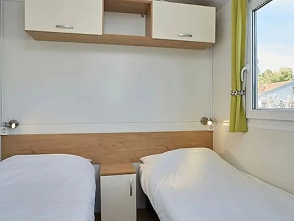 hu-montescudaio-village-mobile-home-premium-for-6-persons-interior-bedroom-single-beds