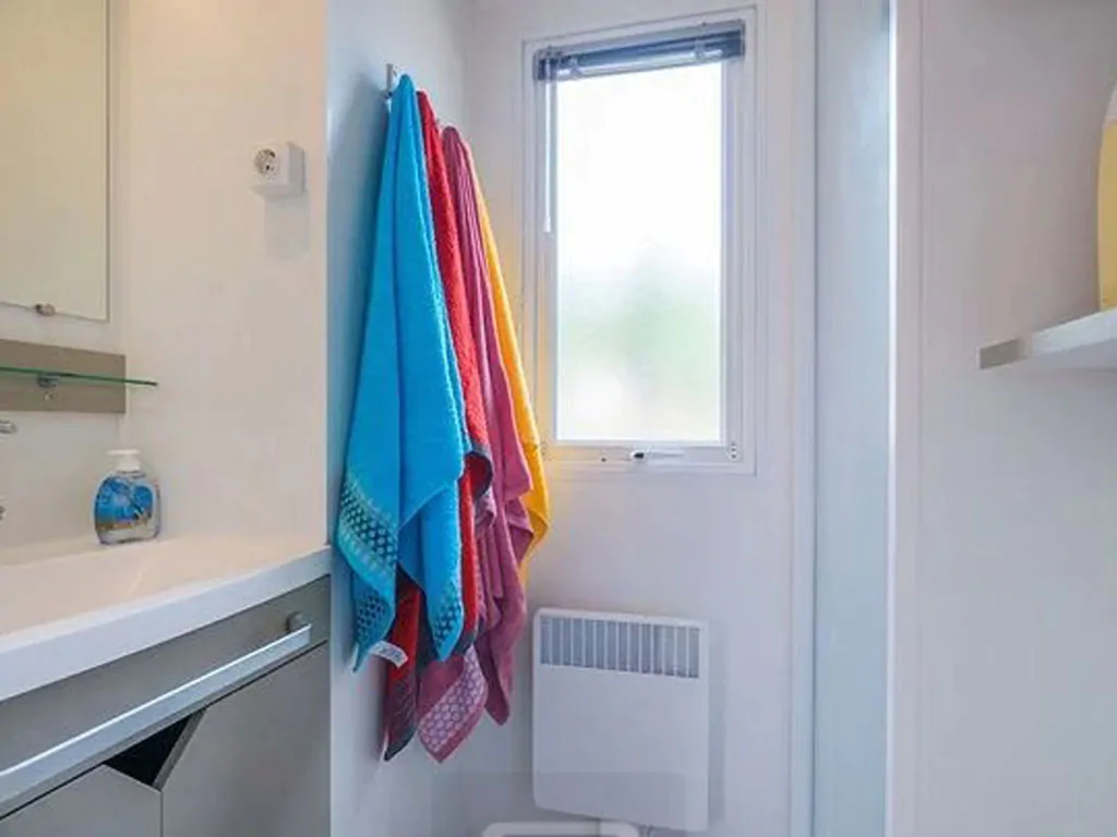 hu-park-albatros-village-mobile-home-comfort-for-6-persons-interior-bathroom