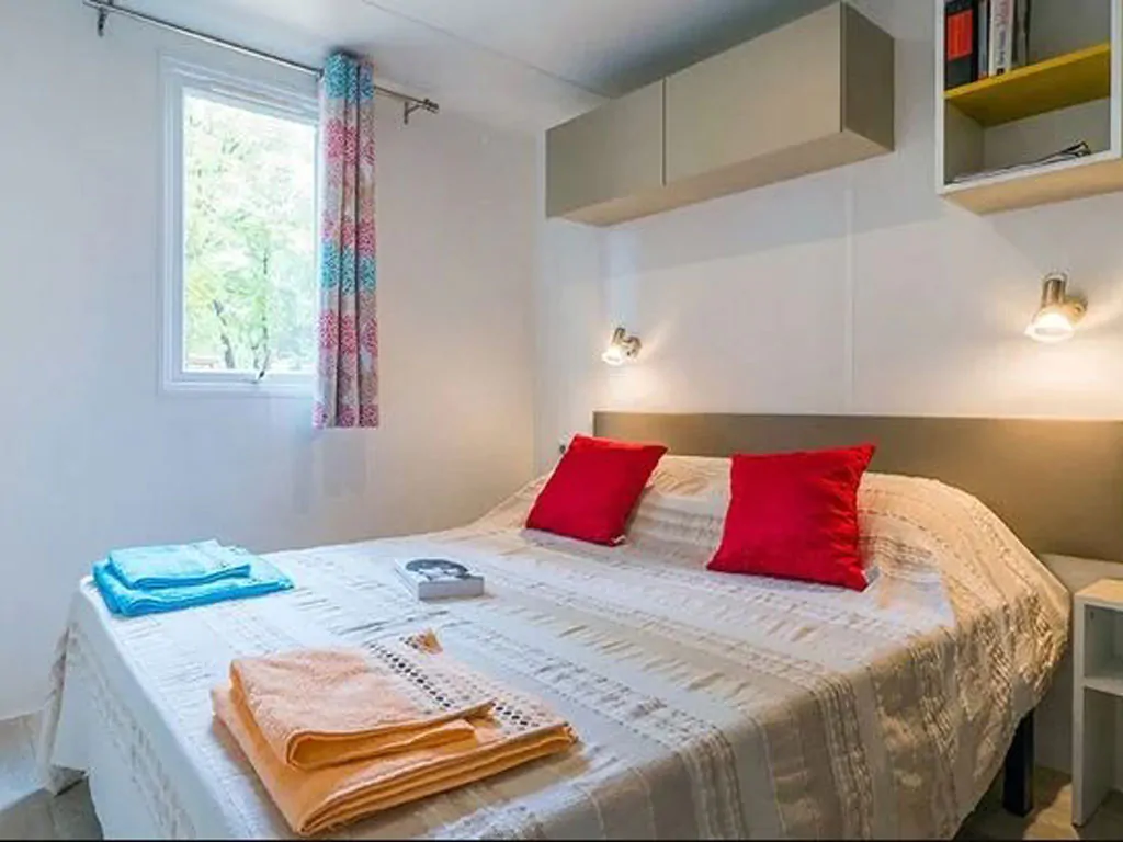 hu-park-albatros-village-mobile-home-comfort-for-6-persons-interior-bedroom-double-bed