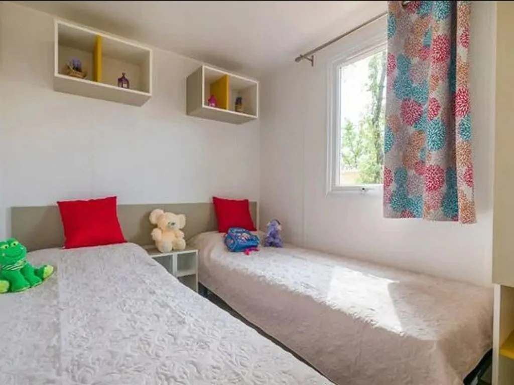 hu-park-albatros-village-mobile-home-comfort-for-6-persons-interior-bedroom-single-beds
