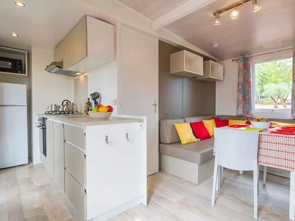 hu-park-albatros-village-mobile-home-comfort-for-6-persons-interior-kitchen