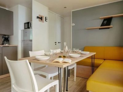 hu-park-albatros-village-mobile-home-premium-for-6-persons-interior-kitchen-dining-area