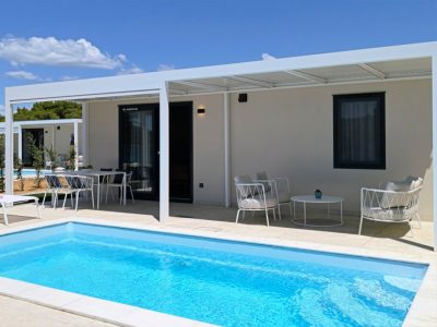 amadria-park-sibenik-mobile-home-beach-villa-exterier-pool-view
