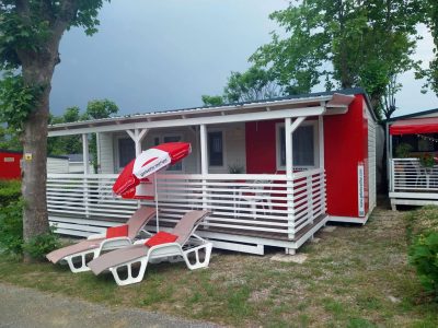 camping-iris-park-lago-di-garda-mobile-home-premium-a-plus-exterior-mobile-home-view