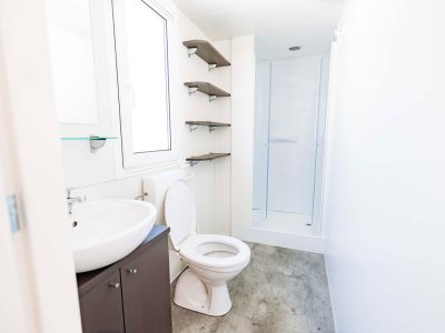 camping-iris-park-lago-di-garda-mobile-home-premium-a-plus-interior-bathroom