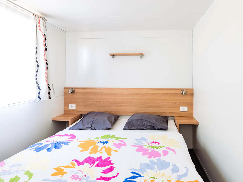 camping-iris-park-lago-di-garda-mobile-home-premium-a-plus-interior-bedroom-double-bed