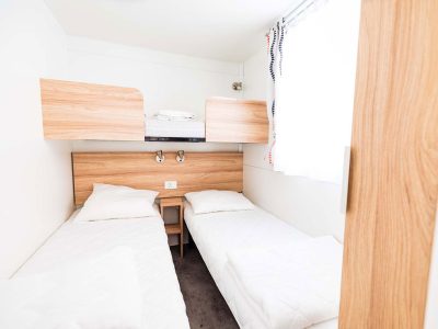 camping-iris-park-lago-di-garda-mobile-home-premium-a-plus-interior-bedroom-single-beds