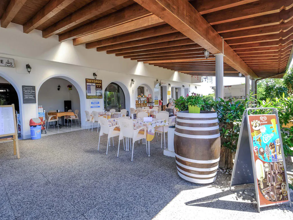 camping-iris-park-lago-di-garda-restaurant-terrace