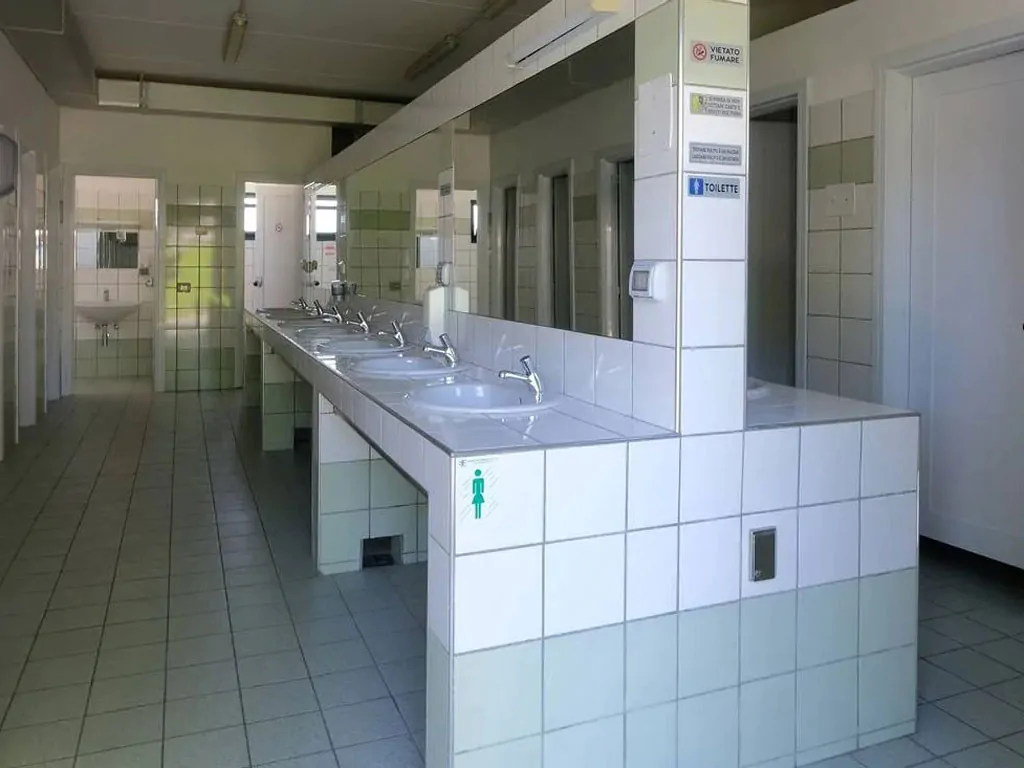 camping-iris-park-lago-di-garda-sanitary-point-toilette