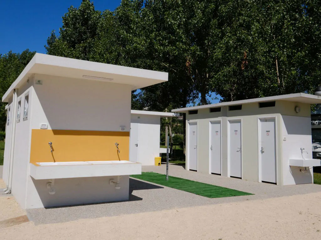 camping-iris-park-lago-di-garda-sanitary-view