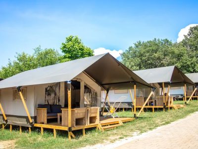 campsite-zelena-laguna-safari-tent-comfort-airco-exterior-glampin-view