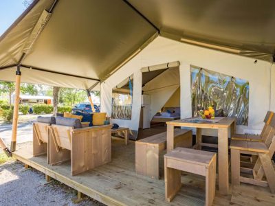 campsite-zelena-laguna-safari-tent-comfort-airco-exterior-terrace-with-table-view
