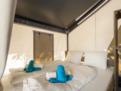 campsite-zelena-laguna-safari-tent-comfort-airco-interior-bedroom-double-bed