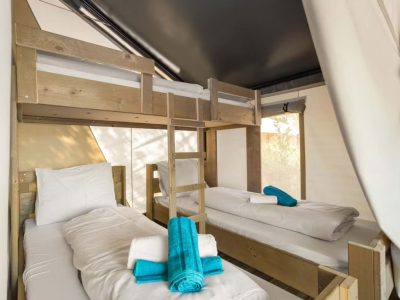 campsite-zelena-laguna-safari-tent-comfort-airco-interior-bedroom-single-and-bunk-bed