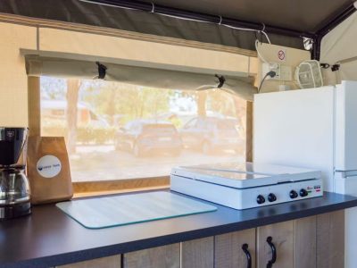 campsite-zelena-laguna-safari-tent-comfort-airco-interior-kitchen
