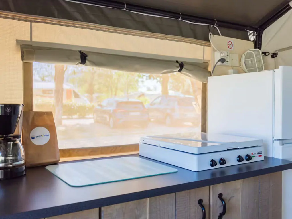 campsite-zelena-laguna-safari-tent-comfort-airco-interior-kitchen