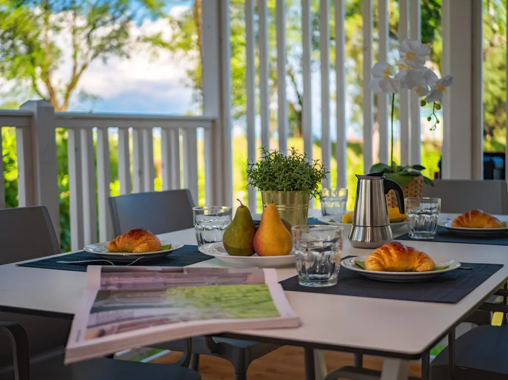 tenut-primero-lodge-deluxe-terrace-table