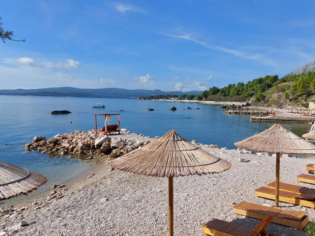 campsite-lavanda-beach-with-sunbeds