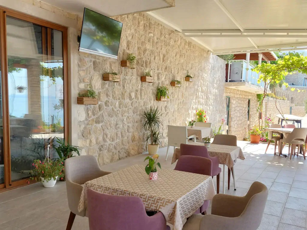 campsite-lavanda-restaurant-terrace-view