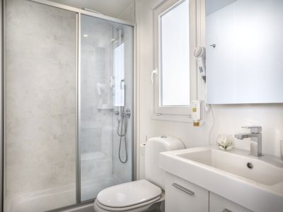 campsite-valkanela-mobile-home-comfort-exterior-bathroom