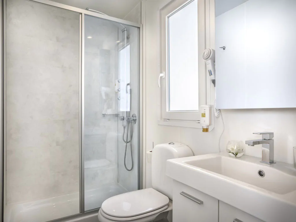 campsite-valkanela-mobile-home-comfort-exterior-bathroom