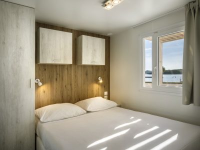 campsite-valkanela-mobile-home-comfort-exterior-bedroom-double-bed
