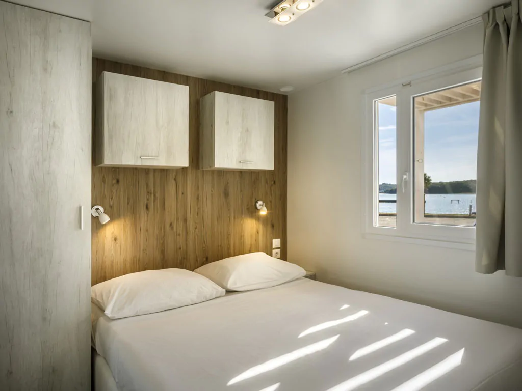 campsite-valkanela-mobile-home-comfort-exterior-bedroom-double-bed