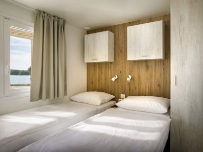 campsite-valkanela-mobile-home-comfort-exterior-bedroom-single-beds