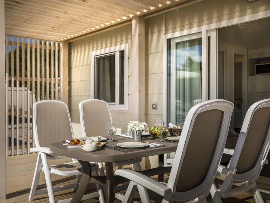 campsite-valkanela-mobile-home-comfort-exterior-terrace