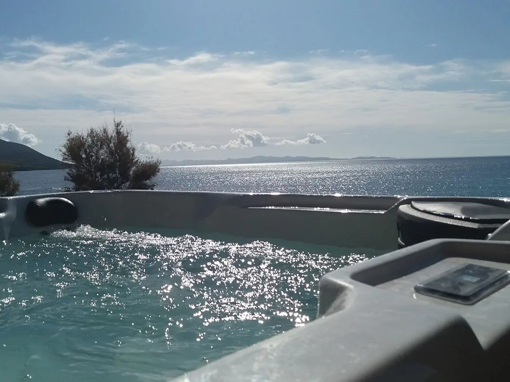 campsite-lavanda-mobile-home-deluxe-sea-with-whirlpool-exterior-terrace-whirlpool-2