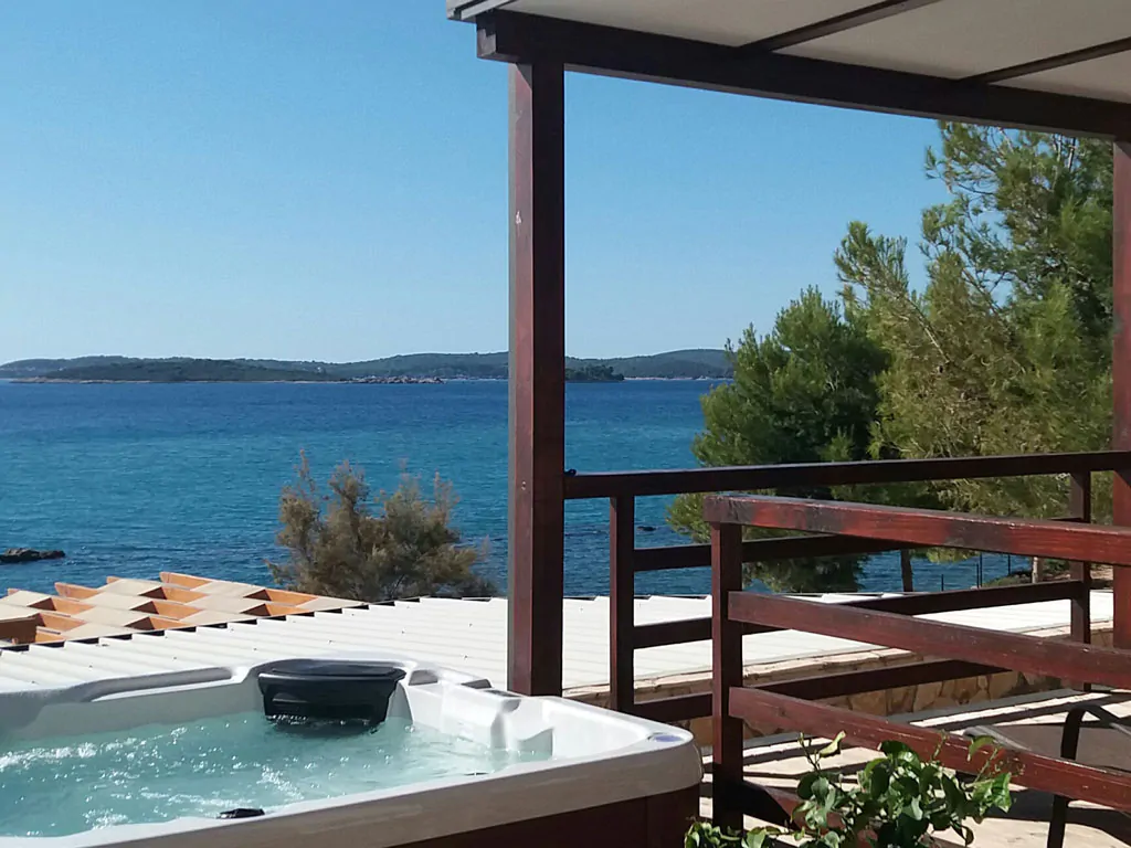 campsite-lavanda-mobile-home-deluxe-sea-with-whirlpool-exterior-terrace-whirlpool-and-sea-view